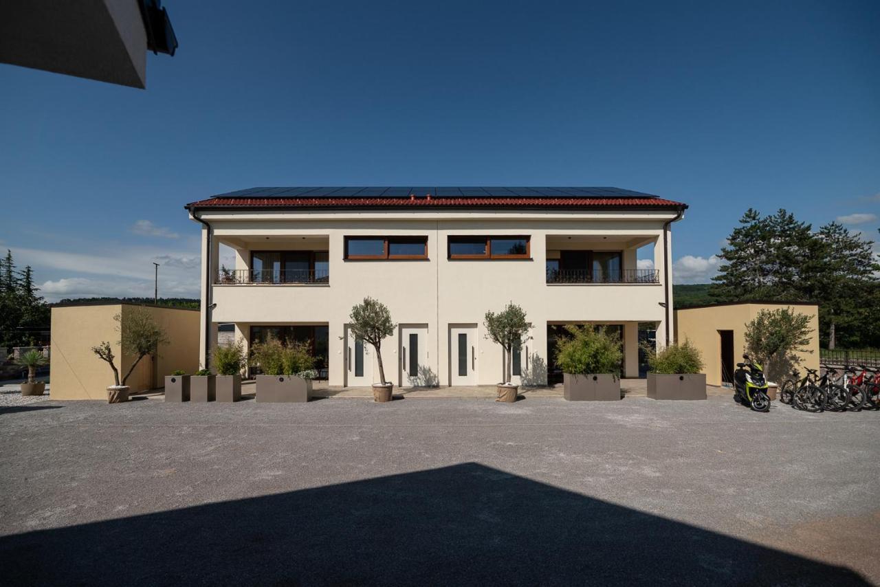 Apartments Kras 24 With Pool Sežana Exteriér fotografie